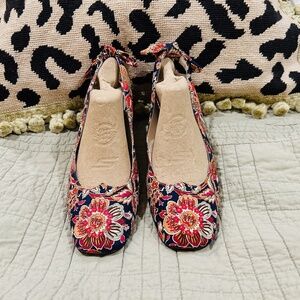 N5-Bettye Muller Paisley/Floral Canvas Slingback Heels